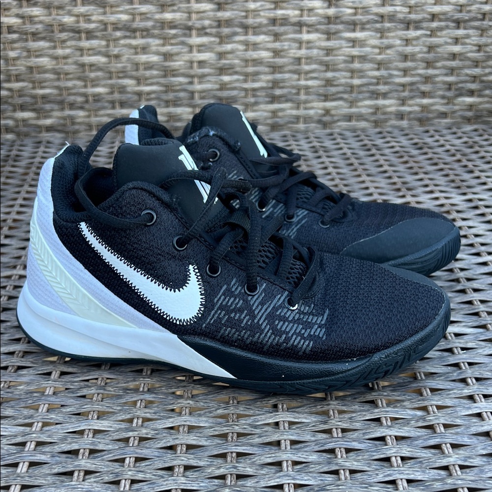 Nike Kyrie Flytrap‎ 2 GS Black and White Basketball Sneakers Boys Size 4